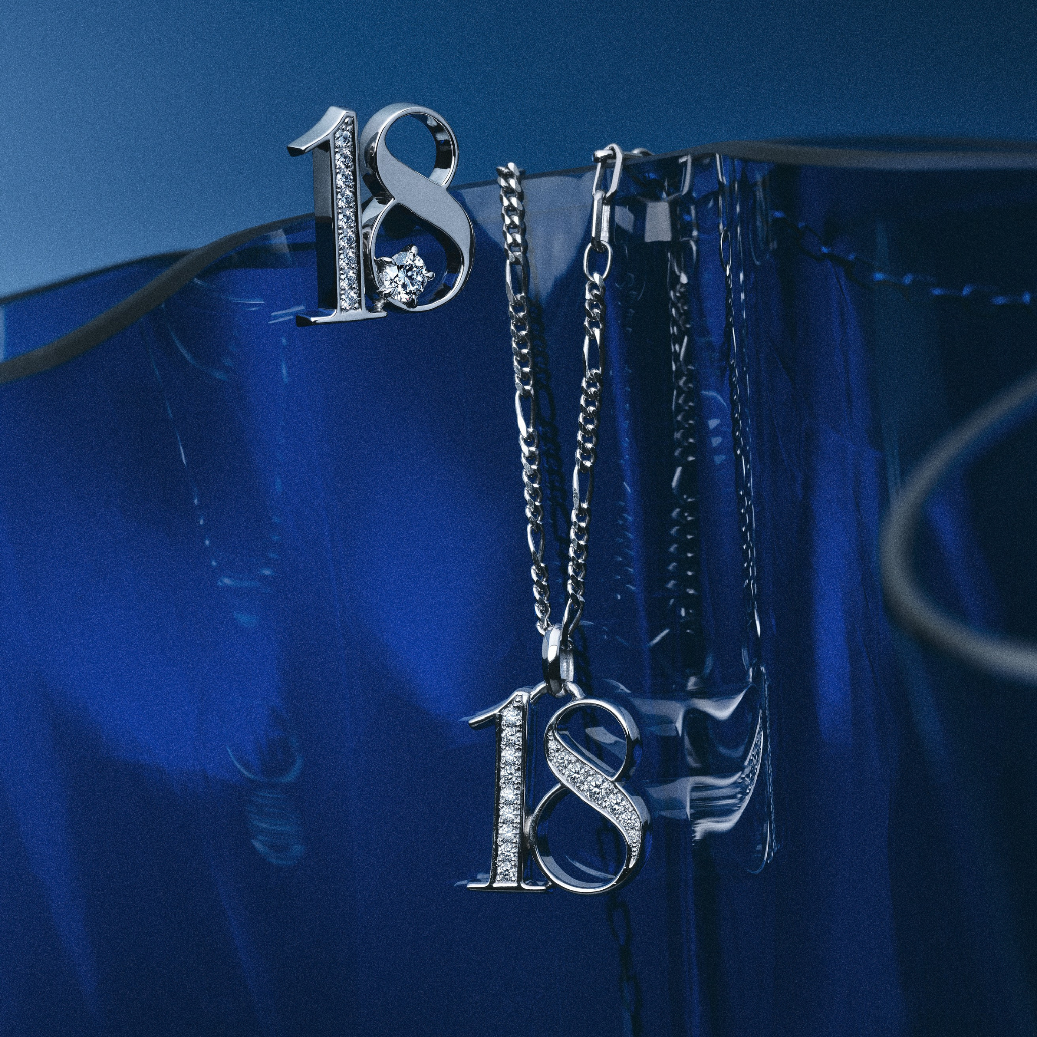 Number Dot(ナンバードット)No.18コレクションのラペルピンとネックレス。